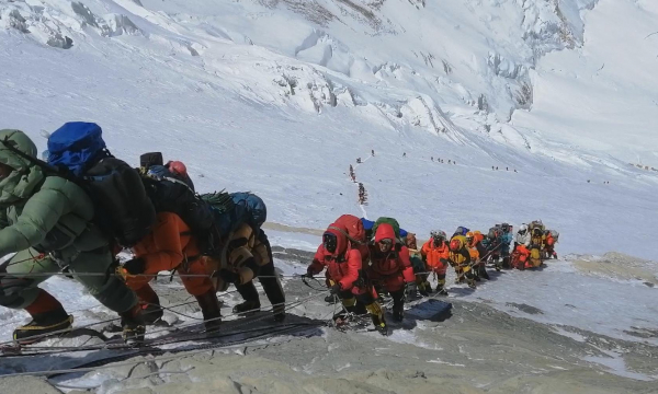 Everest A Deadly Ascent