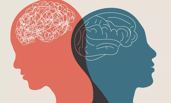An illustration depicting two human profiles; one side shows a chaotic, tangled brain, while the other features a clear, organized brain structure.