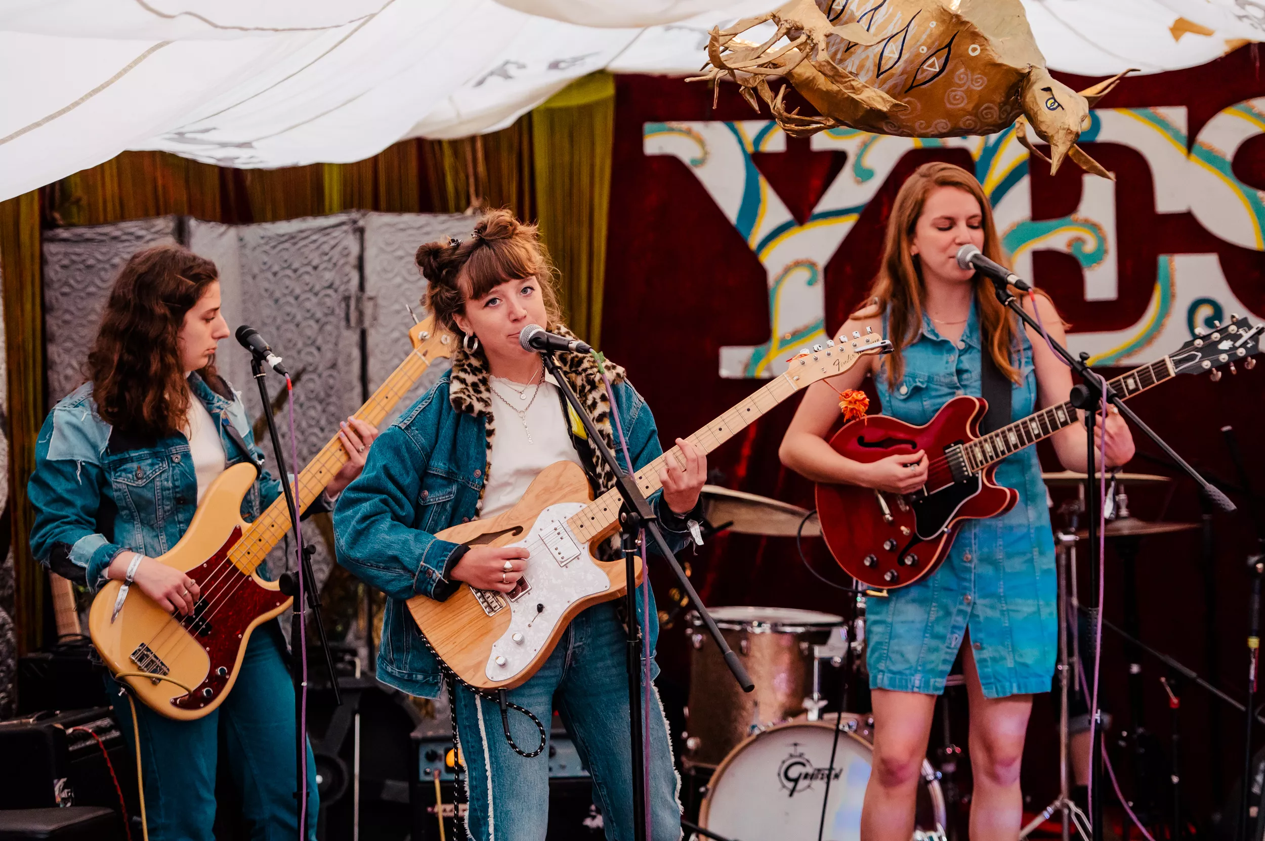 three-ladies-three-guitars